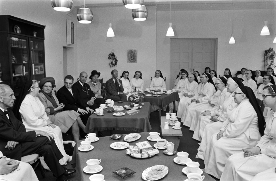 Koningin Juliana drinkt een kopje koffie, Bestanddeelnr 924-4698