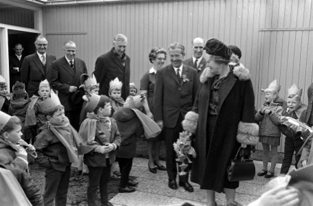Koningin Juliana in Uddel, Hare Majesteit verlaat gebouw, links kleuters, Bestanddeelnr 920-1938