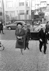 Koningin Juliana is aanwezig bij het Congres van het Genootschap Onze Taal te Sc, Bestanddeelnr 921-7783