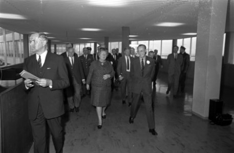 Koningin Juliana doet haar echtgenoot uitgeleide op Schiphol, Bestanddeelnr 921-7467