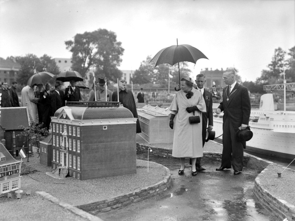 Koningin Juliana bezoekt Miniatuur Walcheren in Middelburg, Bestanddeelnr 906-5466
