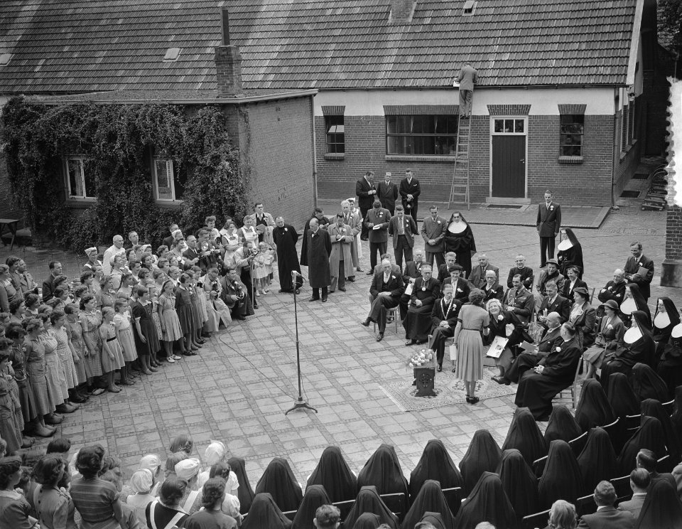 Koningin Juliana bezoekt Limburg. R.K. Landbouwhuishoudschool in Posterholt. Z…, Bestanddeelnr 905-3157