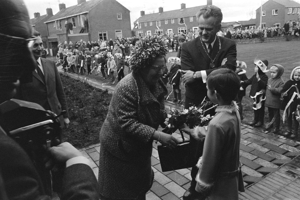 Koningin Juliana brengt werkbezoek aan Zuidelijk Westerkwartier in Groningen ko, Bestanddeelnr 924-0652