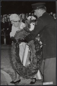 Koningin Juliana is een dag te gast bij de NS t.g.v. 125-jarig bestaan, Hare Maj, Bestanddeelnr 015-0772