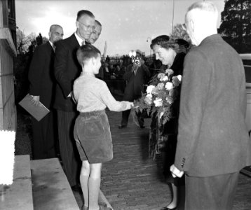 Koningin Juliana brengt een bezoek aan Utrecht hier ontvangt zij bloemen van ee, Bestanddeelnr 906-8695