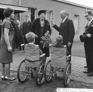Koningin Juliana bezoekt het revalidatiecentrum Charlotte-oord te Tilburg, Bestanddeelnr 914-5076