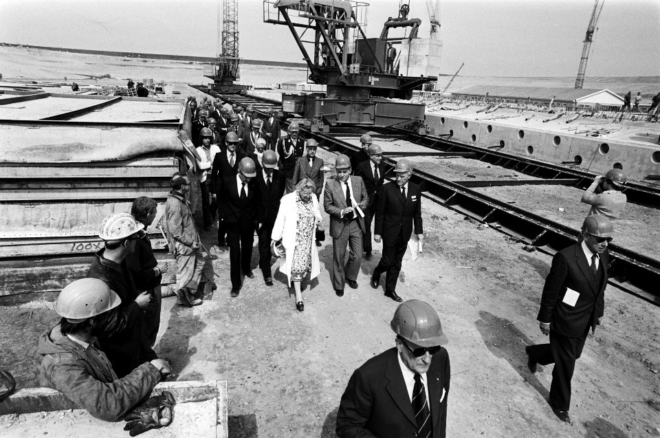 Koningin Juliana bezoekt het werkeiland Neeltje Jans in de Oosterschelde, Bestanddeelnr 930-2618