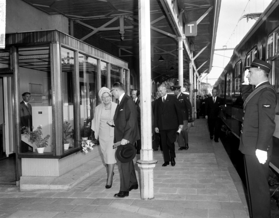 Koningin Juliana is een dag te gast bij de Nederlandse Spoorwegen ter gelegenhei, Bestanddeelnr 916-9261