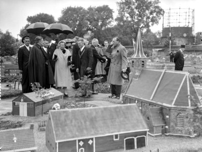 Koningin Juliana bezoekt Miniatuur Walcheren in Middelburg, Bestanddeelnr 906-5473