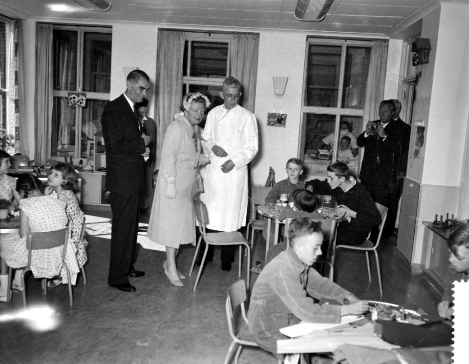 Koningin Juliana bezoekt het Sophia Kinderziekenhuis te Rotterdam. V.l.n.r. L. v, Bestanddeelnr 910-4338