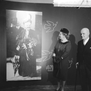 Koningin Juliana kijkt naar een foto van haar grootmoeder, Bestanddeelnr 917-4017