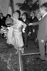 Koningin Juliana bezoekt Maastricht, koningin Juliana bij aankomst schouwburg, Bestanddeelnr 920-3179