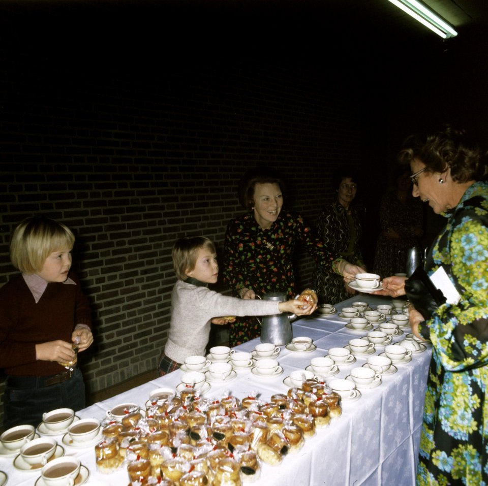 Koningin Juliana deelt chocolademelk uit, Bestanddeelnr 254-9931