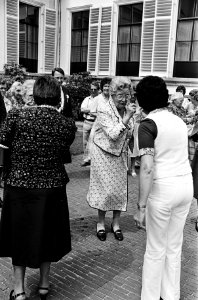 Koningin Juliana danst mee met een Volksdansgroep voor Bejaarden uit Heerlen, Bestanddeelnr 930-3207