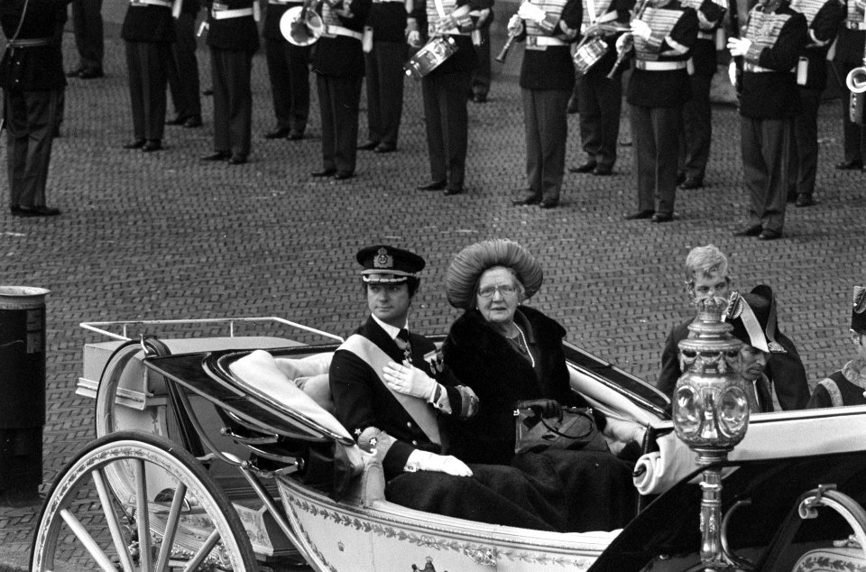 Koningin Juliana en koning Carl Gustav in open calèche, Bestanddeelnr 928-8489