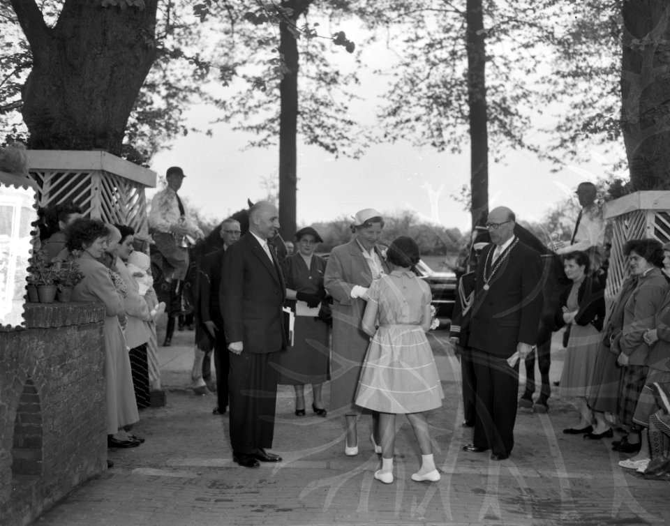 Koningin Juliana bezoekt kasteel Well in Limburg, Bestanddeelnr 907-7591