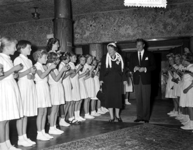 Koningin Juliana en Danny Kaye bij een uitvoering voor Unicef, Bestanddeelnr 907-3714