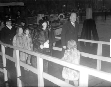 Koningin Juliana en de prinsessen Beatrix, Irene en Margriet verlaten de Stad Ro, Bestanddeelnr 903-7744
