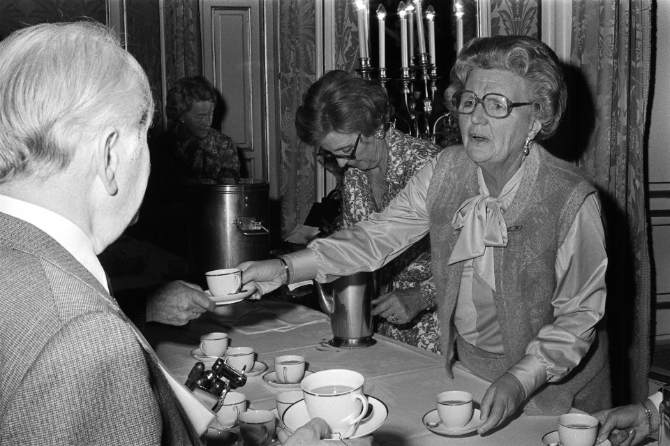 Koningin Juliana deelt chocolademelk uit, Bestanddeelnr 928-9489