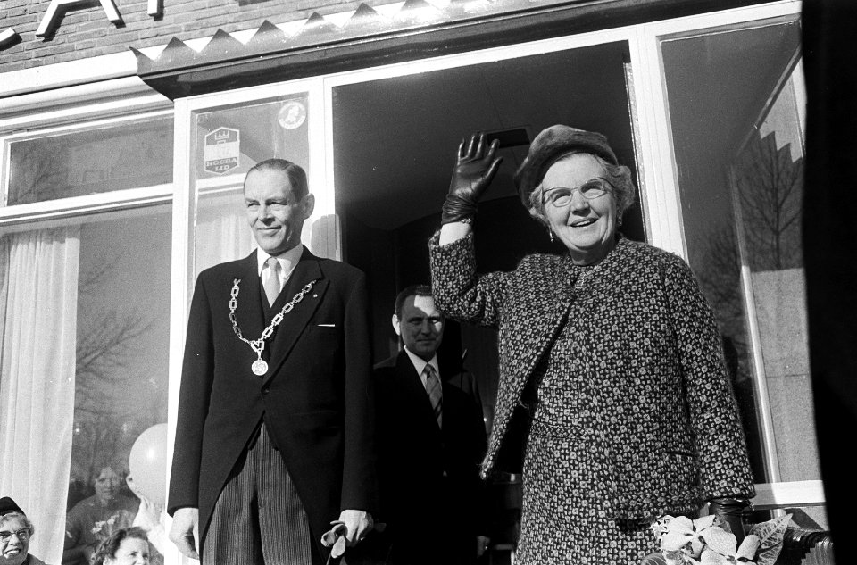 Koningin Juliana en de burgemeester van Emmeloord, Bestanddeelnr 920-8415