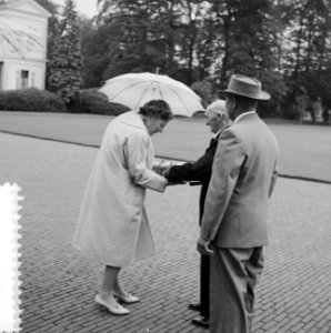Koningin Juliana krijgt een cadeau aangeboden, Bestanddeelnr 911-3983