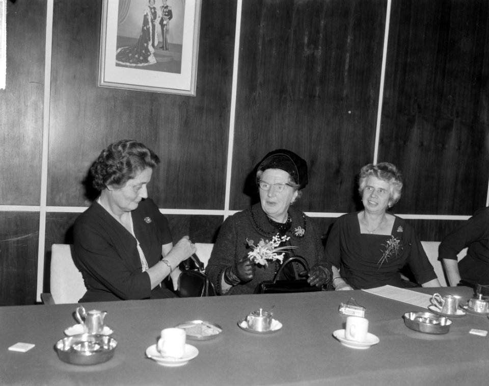 Koningin Juliana is aanwezig bij een bestuursvergadering van de Stichting Nederl, Bestanddeelnr 917-0941