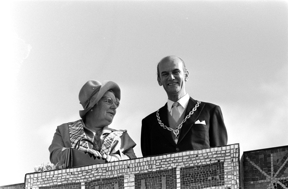 Koningin Juliana en de burgemeester op het bordes van het stadhuis van Barendrec, Bestanddeelnr 923-8947