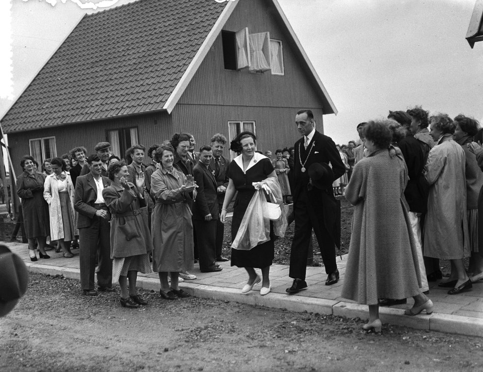 Koningin Juliana bezoekt het rampgebied in Zuid-Holland, Bestanddeelnr 906-5350