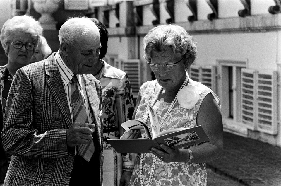Koningin Juliana krijgt een boekje aangeboden, Bestanddeelnr 927-9856