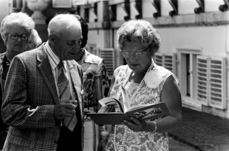 Koningin Juliana krijgt een boekje aangeboden, Bestanddeelnr 927-9856