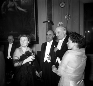 Koningin Juliana bezoekt het schrijversbal te Amsterdam, Bestanddeelnr 904-9790