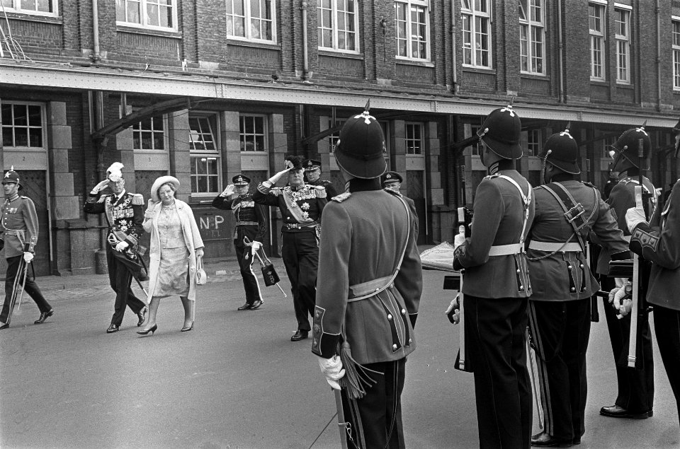 Koningin Juliana en koning Olav lopen langs de erewacht, Bestanddeelnr 916-8562