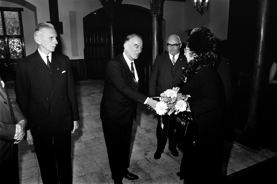 Koningin Juliana is aanwezig bij herdenkingsbijeenkomst ter gelegenheid van 50-j, Bestanddeelnr 922-9160