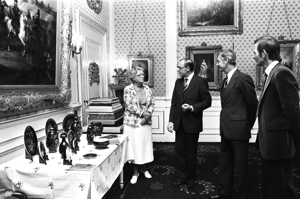 Koningin Juliana krijgt collectie porcelein van De Porceleyne Fles uit Delft (, Bestanddeelnr 929-9113