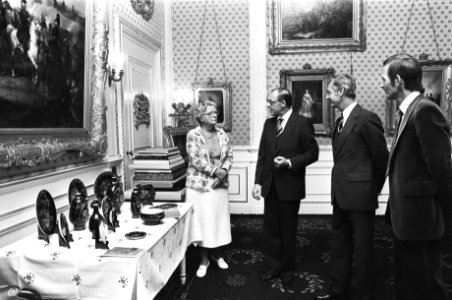 Koningin Juliana krijgt collectie porcelein van De Porceleyne Fles uit Delft (, Bestanddeelnr 929-9113