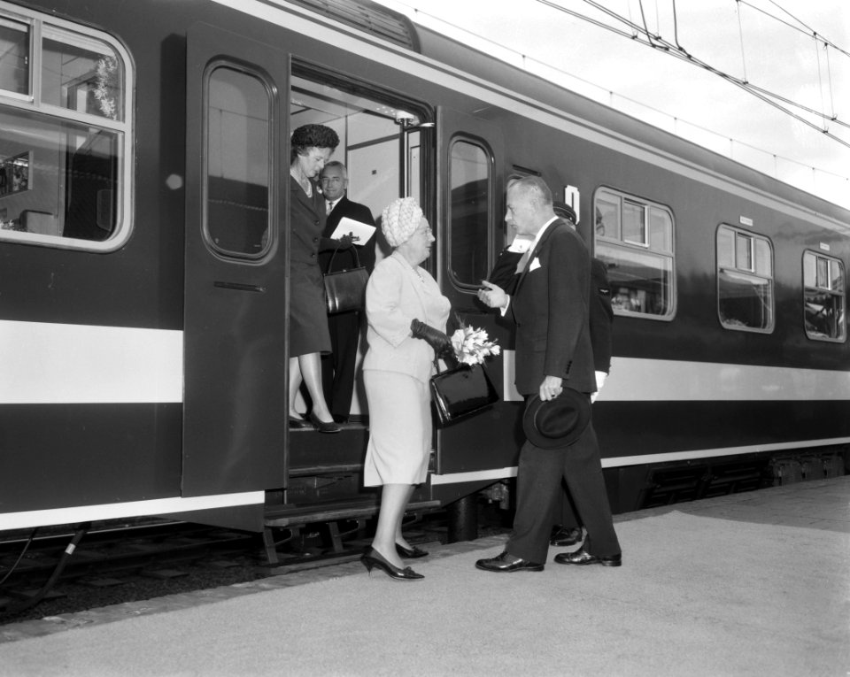 Koningin Juliana is een dag te gast bij de Nederlandse Spoorwegen ter gelegenhei, Bestanddeelnr 916-9260