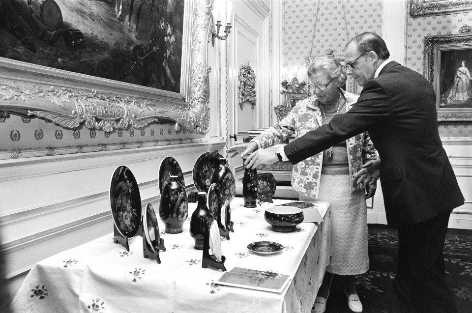 Koningin Juliana krijgt collectie porcelein van De Porceleyne Fles uit Delft (, Bestanddeelnr 929-9112