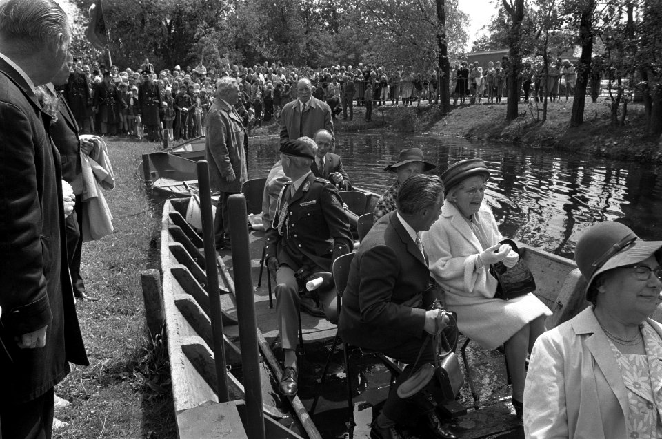 Koningin Juliana en haar gezelschap op een oud-Zaanse boerenplatbodem voor een r, Bestanddeelnr 925-6552