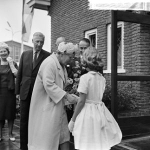 Koningin Juliana krijgt bij aankomst bloemen aangeboden, Bestanddeelnr 917-9713