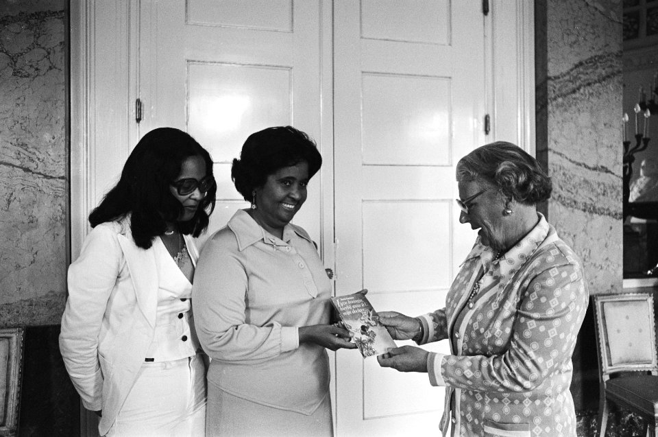 Koningin Juliana krijgt boek van Antilliaanse schrijfster Sonia Garmers op Soest, Bestanddeelnr 928-6032