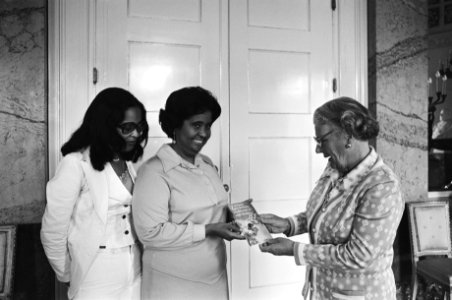 Koningin Juliana krijgt boek van Antilliaanse schrijfster Sonia Garmers op Soest, Bestanddeelnr 928-6032