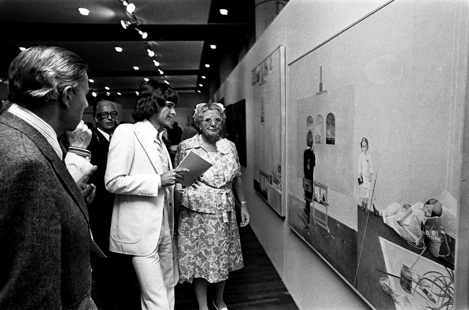 Koningin Juliana en kunstschilder Van Geest bij een van zijn werken, Bestanddeelnr 927-9811