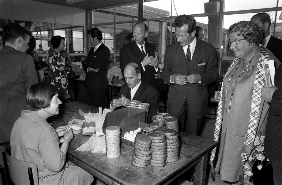 Koningin Juliana kijkt bij werkzaamheden die worden verricht, Bestanddeelnr 923-8708