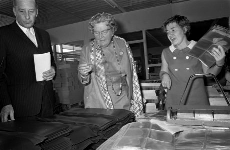 Koningin Juliana kijkt naar de werkzaamheden van een meisje, Bestanddeelnr 923-8701