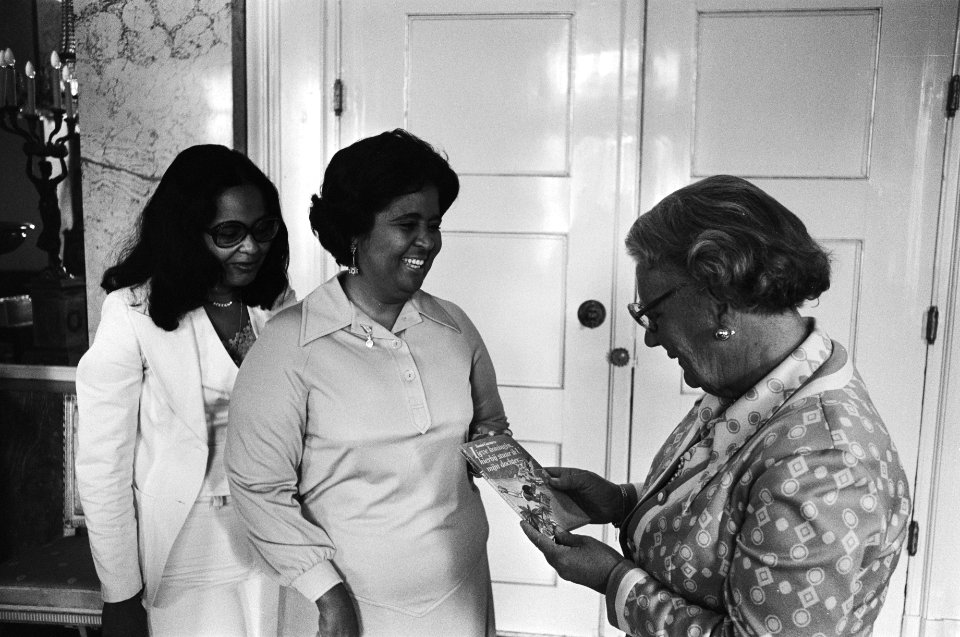 Koningin Juliana krijgt boek van Antilliaanse schrijfster Sonia Garmers met doch, Bestanddeelnr 928-6033