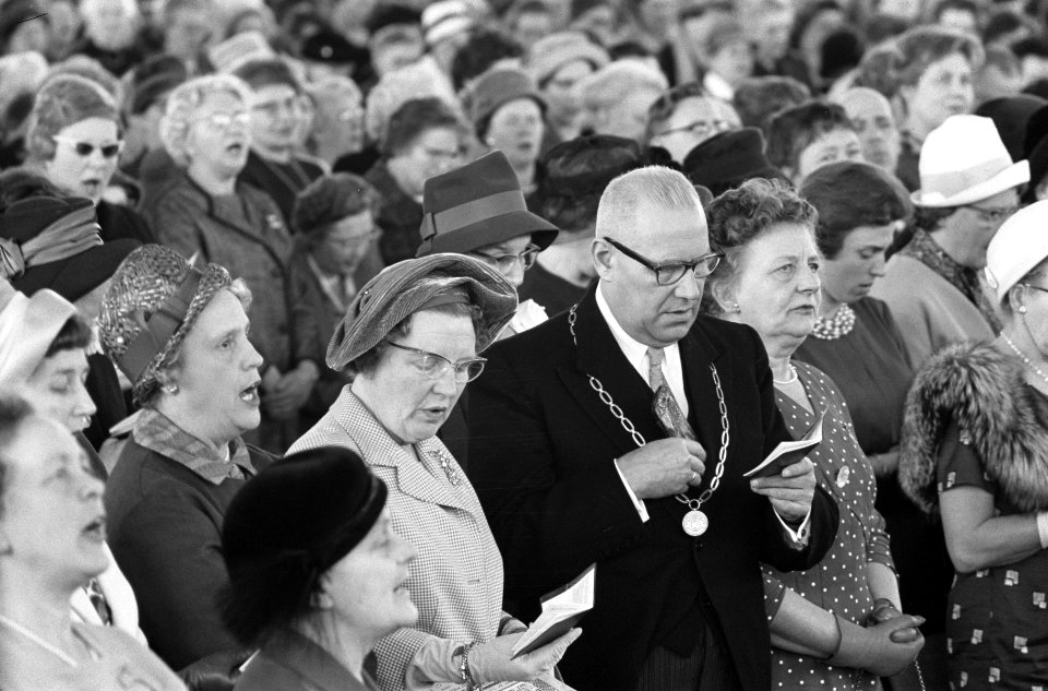 Koningin Juliana en de burgemeester tussen 7500 huisvrouwen, Bestanddeelnr 913-7780