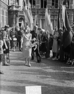 Koningin Juliana is aanwezig bij het 1e lustrum van de Nederlandse Jeugd Gemeens, Bestanddeelnr 904-0550
