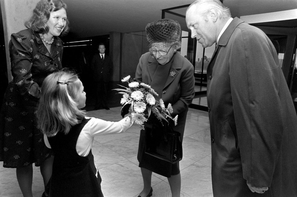 Koningin Juliana krijgt bloemen bij aankomst, Bestanddeelnr 927-5151