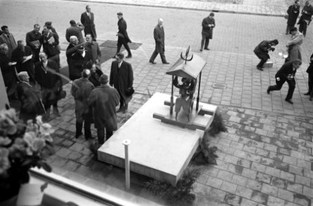 Koningin Juliana brengt een bezoek aan de miljoenste woning te Zwolle, Bestanddeelnr 914-4936