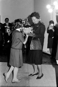 Koningin Juliana brengt een bezoek aan de miljoenste woning te Zwolle, Bestanddeelnr 914-4934